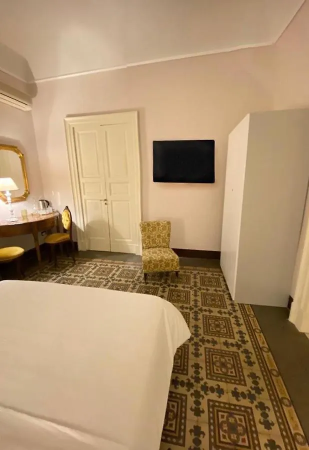 Living Suite Catania Pacini 0*,